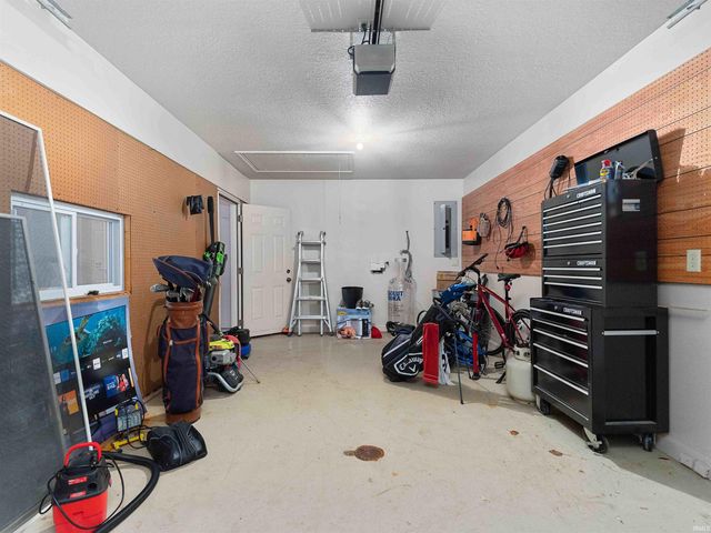 1908 Bent Tree Court, Auburn, IN 46706