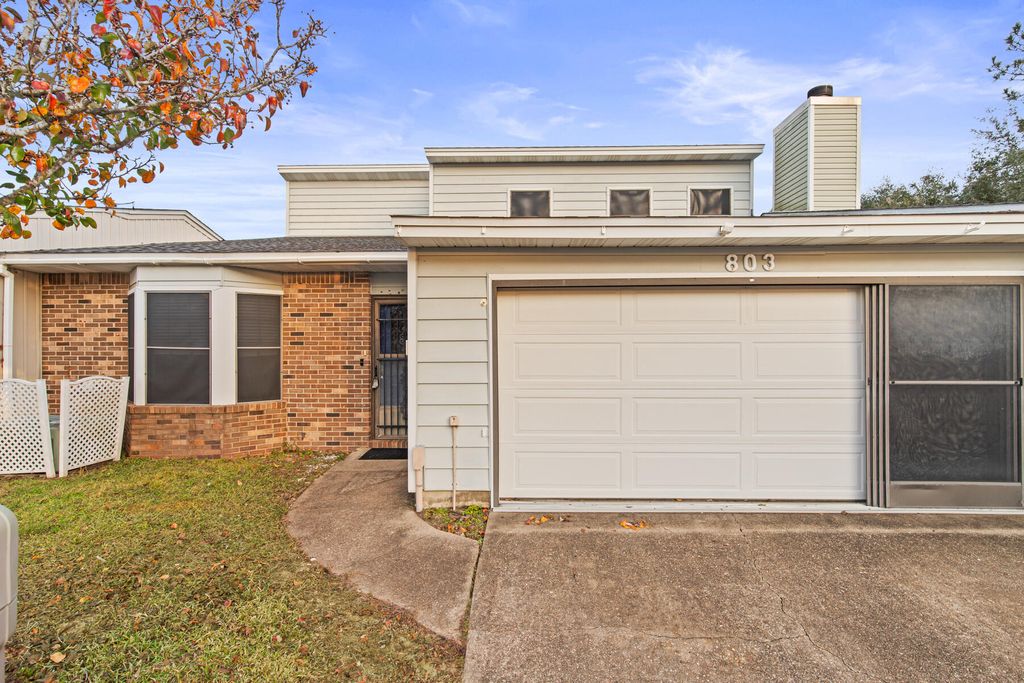 803 Holbrook Circle, Fort Walton Beach, FL 32547