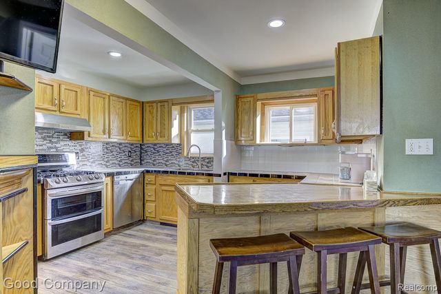 525 E Lewiston Avenue, Ferndale, MI 48220