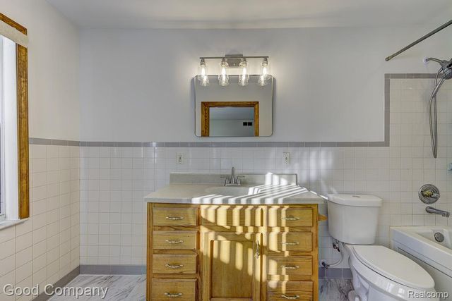 525 E Lewiston Avenue, Ferndale, MI 48220