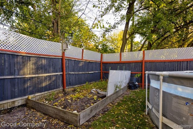525 E Lewiston Avenue, Ferndale, MI 48220