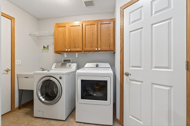 2099 Albemarle Court N, Roseville, MN 55113