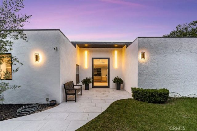 912 Honeywood Rd, Los Angeles, CA 90049