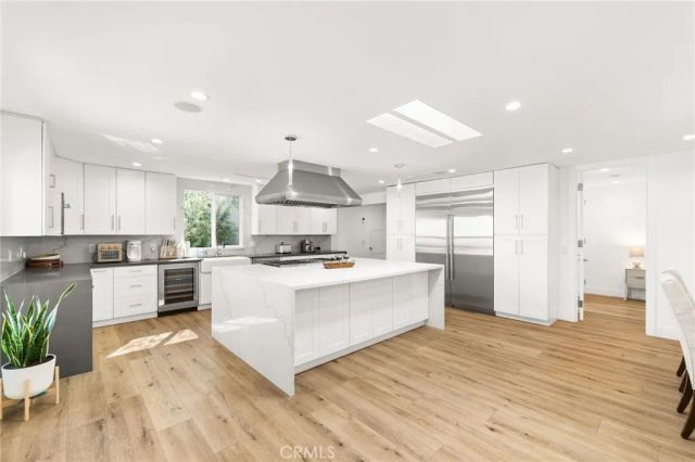 912 Honeywood Rd, Los Angeles, CA 90049
