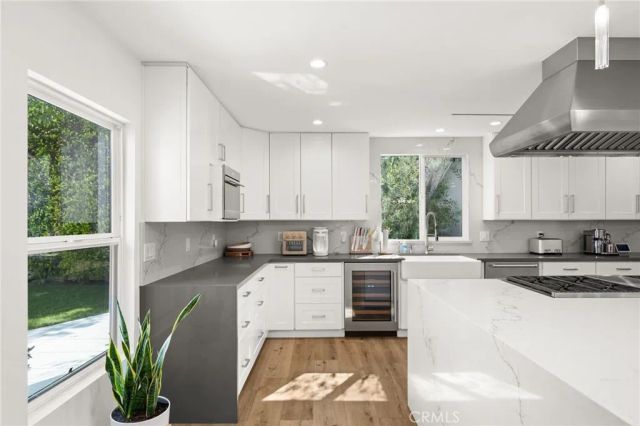 912 Honeywood Rd, Los Angeles, CA 90049
