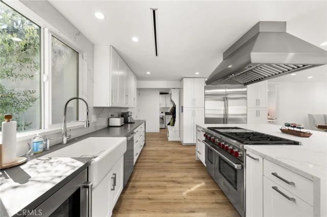 912 Honeywood Rd, Los Angeles, CA 90049