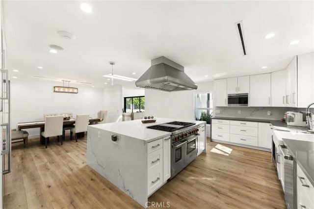 912 Honeywood Rd, Los Angeles, CA 90049