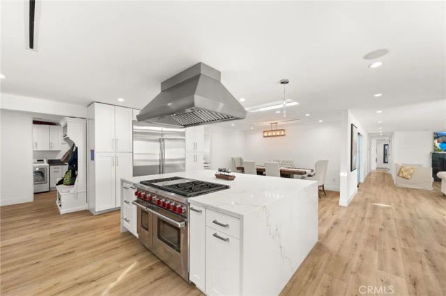 912 Honeywood Rd, Los Angeles, CA 90049