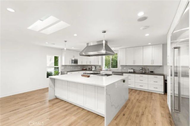 912 Honeywood Rd, Los Angeles, CA 90049