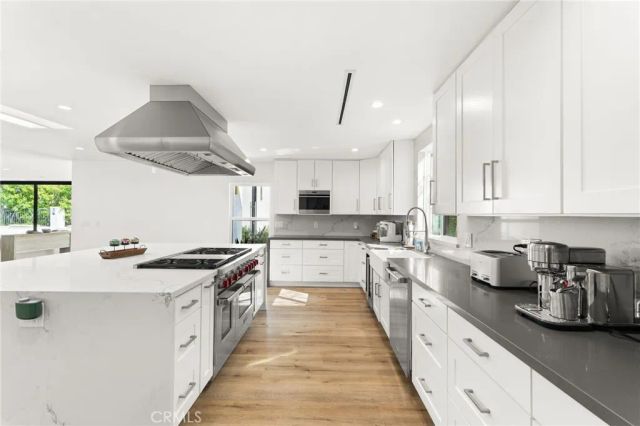912 Honeywood Rd, Los Angeles, CA 90049