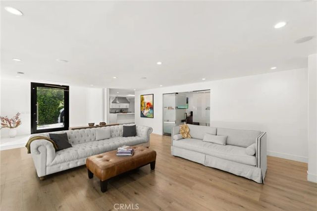 912 Honeywood Rd, Los Angeles, CA 90049