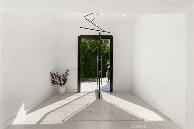 912 Honeywood Rd, Los Angeles, CA 90049