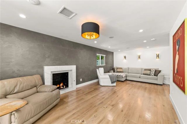 912 Honeywood Rd, Los Angeles, CA 90049