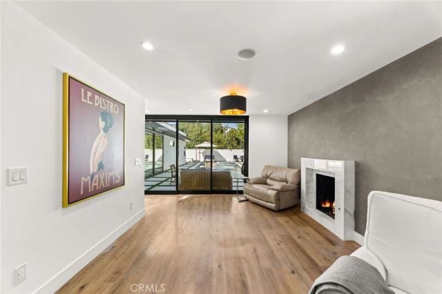 912 Honeywood Rd, Los Angeles, CA 90049