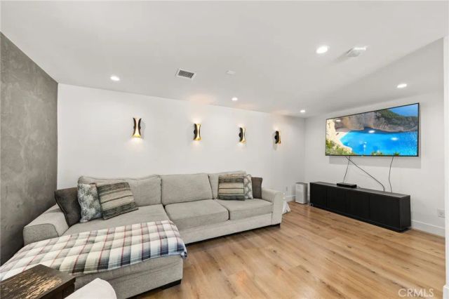 912 Honeywood Rd, Los Angeles, CA 90049