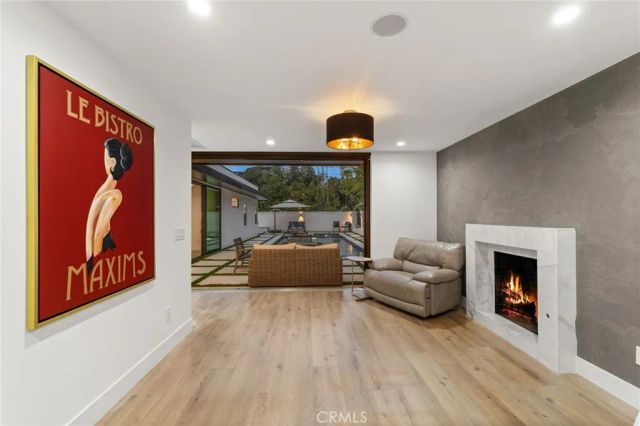 912 Honeywood Rd, Los Angeles, CA 90049