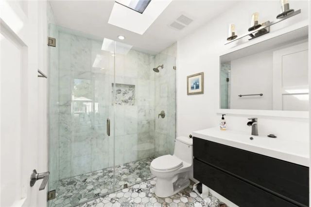 912 Honeywood Rd, Los Angeles, CA 90049
