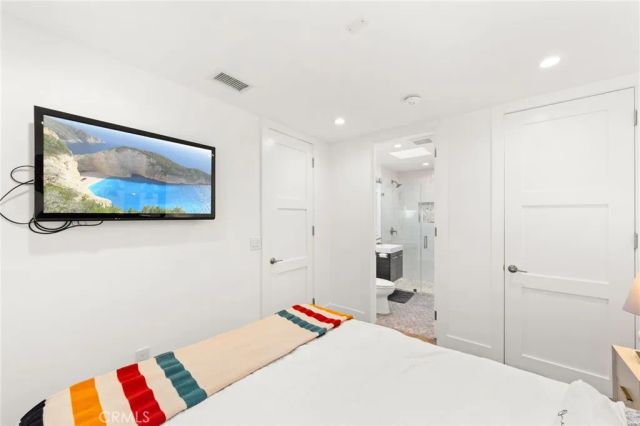 912 Honeywood Rd, Los Angeles, CA 90049