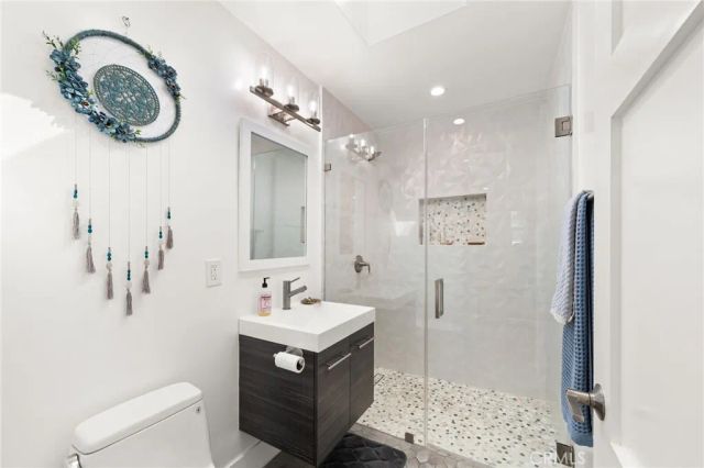 912 Honeywood Rd, Los Angeles, CA 90049