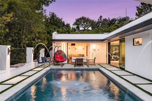 912 Honeywood Rd, Los Angeles, CA 90049