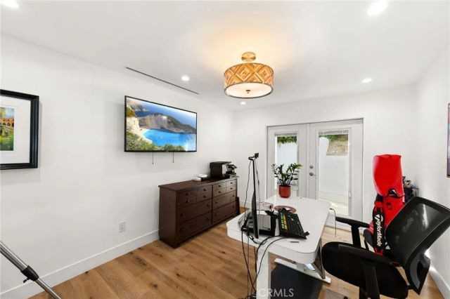 912 Honeywood Rd, Los Angeles, CA 90049