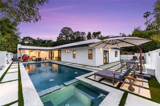 912 Honeywood Rd, Los Angeles, CA 90049