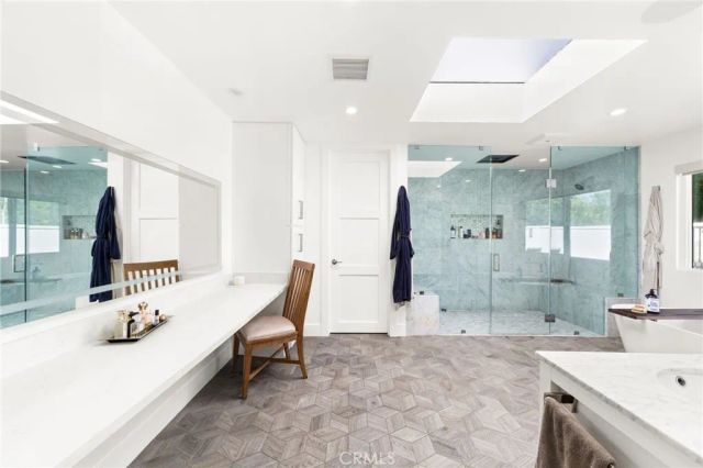 912 Honeywood Rd, Los Angeles, CA 90049