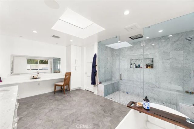 912 Honeywood Rd, Los Angeles, CA 90049