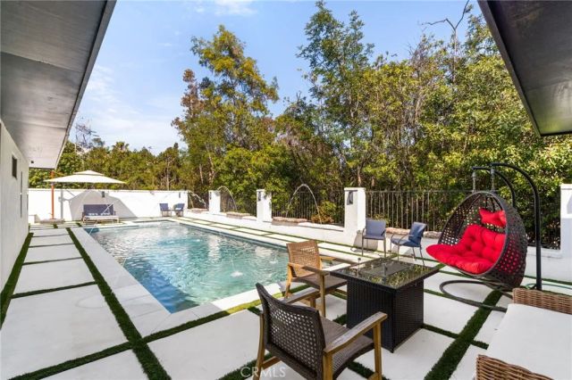912 Honeywood Rd, Los Angeles, CA 90049