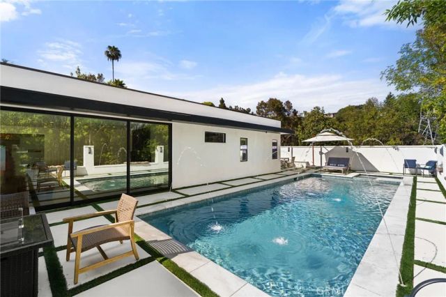 912 Honeywood Rd, Los Angeles, CA 90049