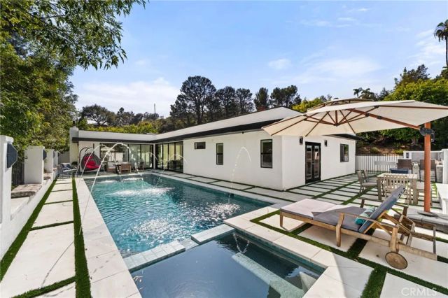 912 Honeywood Rd, Los Angeles, CA 90049