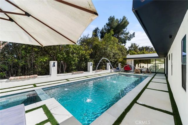912 Honeywood Rd, Los Angeles, CA 90049