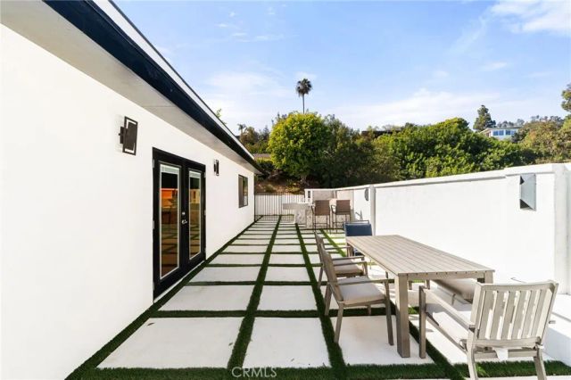 912 Honeywood Rd, Los Angeles, CA 90049
