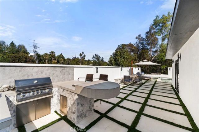 912 Honeywood Rd, Los Angeles, CA 90049