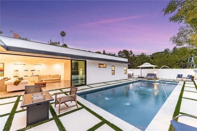 912 Honeywood Rd, Los Angeles, CA 90049