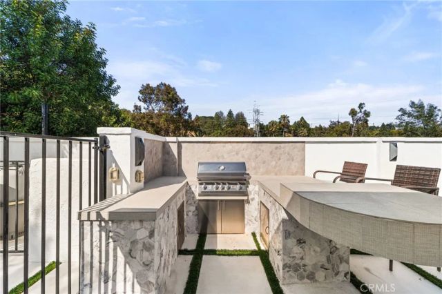 912 Honeywood Rd, Los Angeles, CA 90049