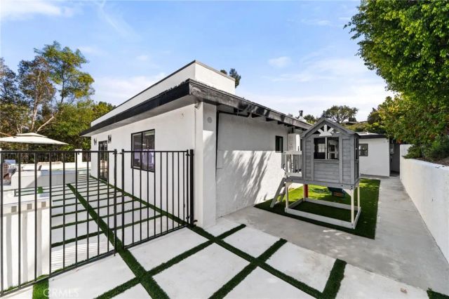 912 Honeywood Rd, Los Angeles, CA 90049