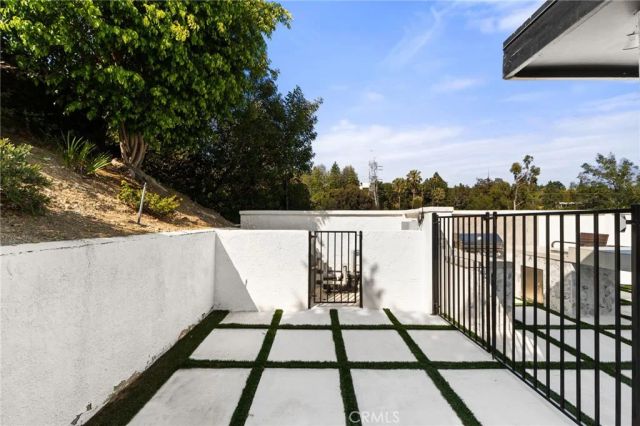912 Honeywood Rd, Los Angeles, CA 90049