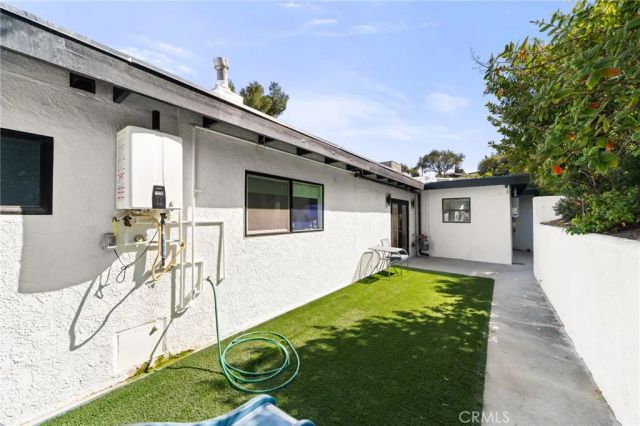 912 Honeywood Rd, Los Angeles, CA 90049