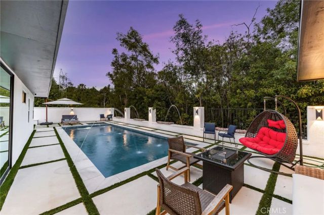 912 Honeywood Rd, Los Angeles, CA 90049