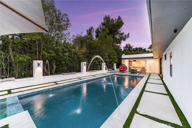 912 Honeywood Rd, Los Angeles, CA 90049