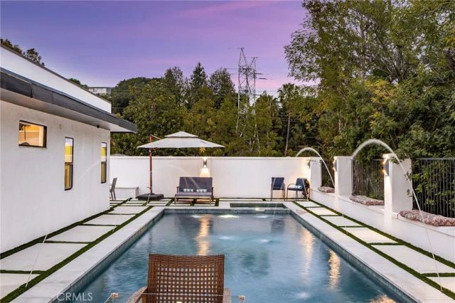 912 Honeywood Rd, Los Angeles, CA 90049