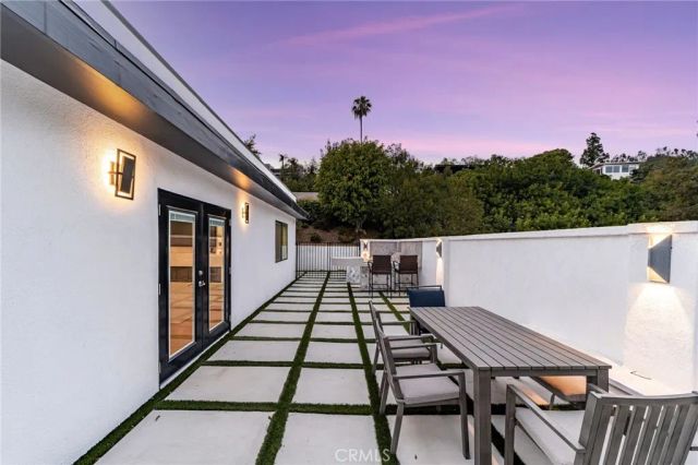 912 Honeywood Rd, Los Angeles, CA 90049
