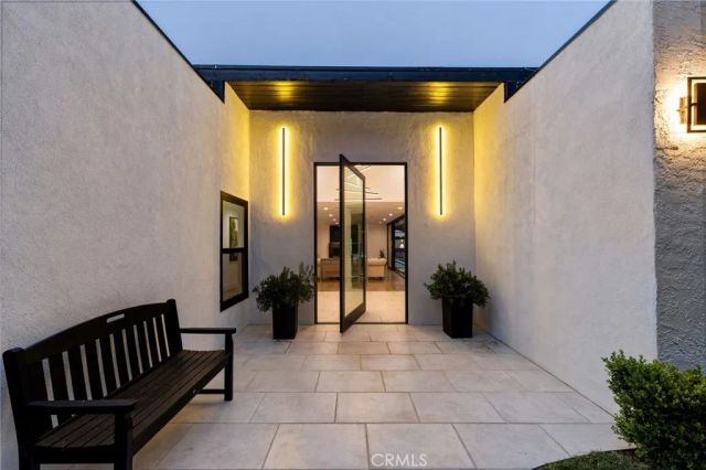 912 Honeywood Rd, Los Angeles, CA 90049