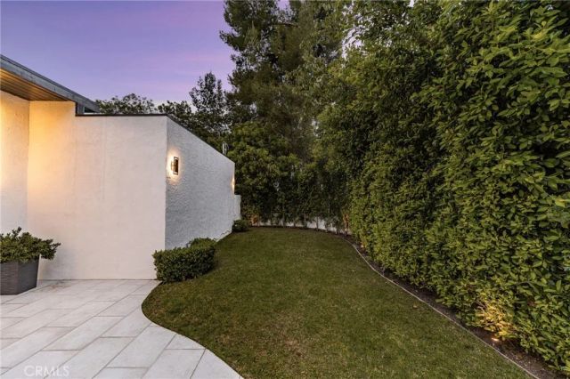 912 Honeywood Rd, Los Angeles, CA 90049