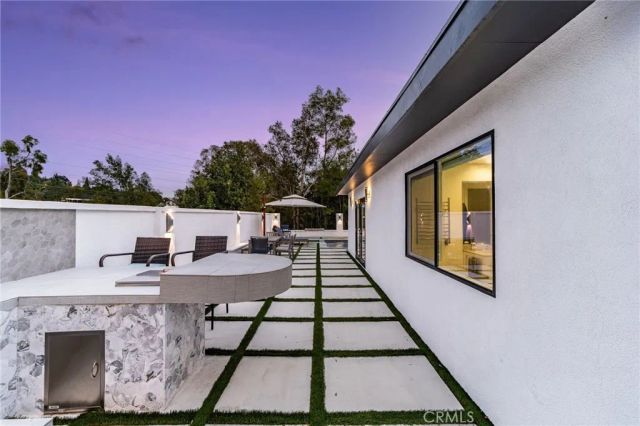 912 Honeywood Rd, Los Angeles, CA 90049