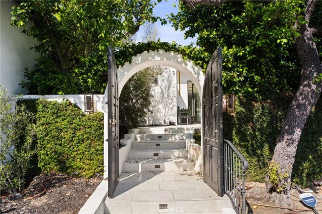 912 Honeywood Rd, Los Angeles, CA 90049