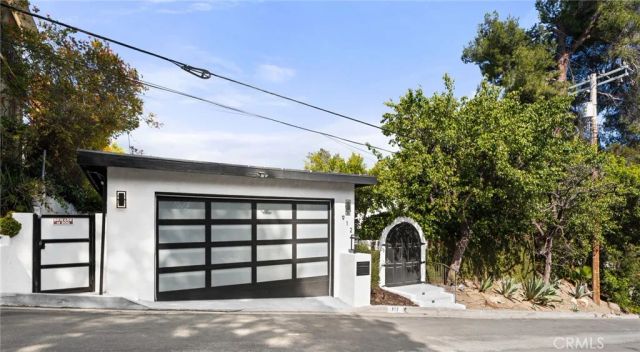 912 Honeywood Rd, Los Angeles, CA 90049