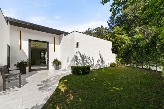 912 Honeywood Rd, Los Angeles, CA 90049