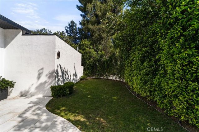 912 Honeywood Rd, Los Angeles, CA 90049